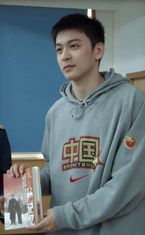 165的男明星网红,这位男明星网红如何成为粉丝心中的偶像？”