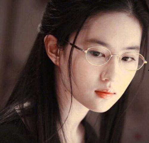 近期热门吃瓜事件眼镜女,揭秘近期热门吃瓜事件背后的真相