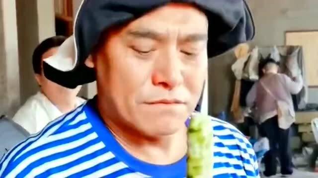 户外黑哥吃瓜,揭秘街头巷尾的热辣话题