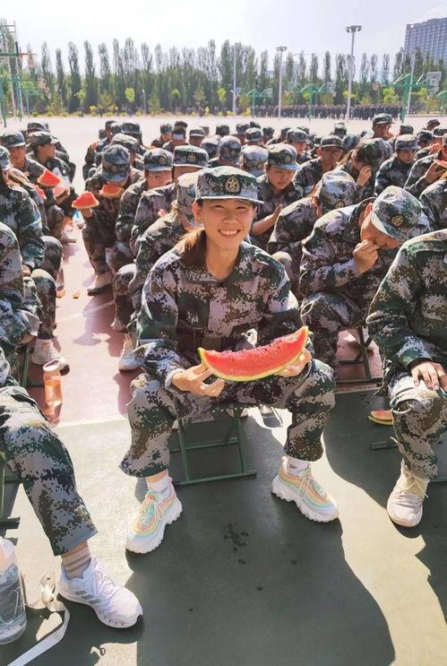 今日吃瓜 军训视频播放,吃瓜群众围观青春热血瞬间