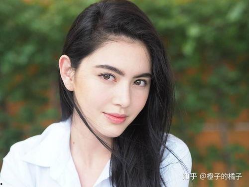 女明星网红的小号,真实生活与网络形象的碰撞”